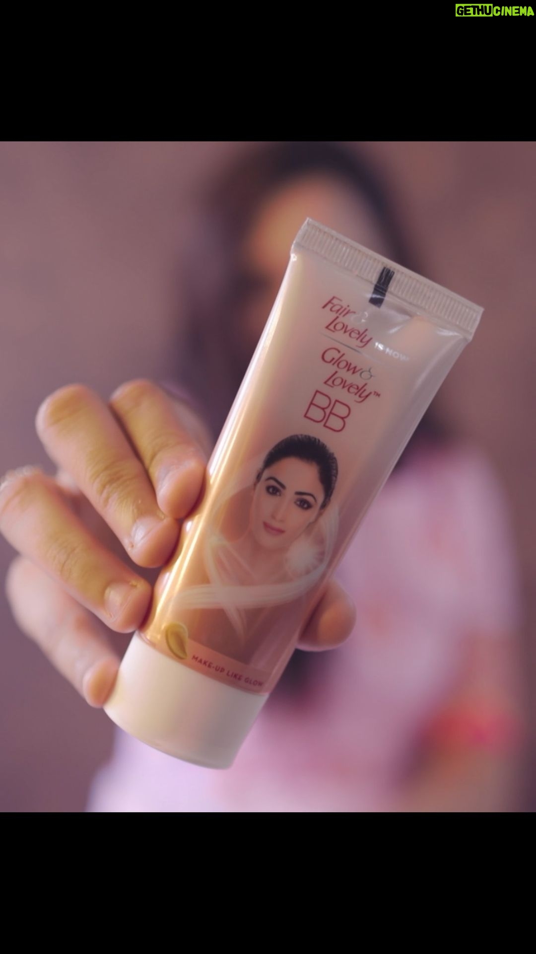 Sabila Nur Instagram - এত ব্যস্ততার মাঝেও Glow & Lovely BB Cream ব্যবহার করে দাওয়াতের জন্য পারফেক্ট এই লুকটি ক্রিয়েট করলাম সহজেই! মাল্টিভিটামিনযুক্ত Glow & Lovely BB Cream- ক্রিমও, মেকআপও! যা সব ধরনের স্কিনের জন্য সুইটেবল। আর ‘Sabila30’ কোডটি ব্যবহার করে ৩০% ডিসকাউন্ট ভাউচার জিতে নাও Glow & Lovely BB Cream-এর ৪০ গ্রাম প্যাকে! এখনই কিনতে ভিজিট করো আমার Bio-তে দেওয়া লিংকে। *অফারটি শর্তসহ সীমিত সময়ের জন্য প্রযোজ্য।