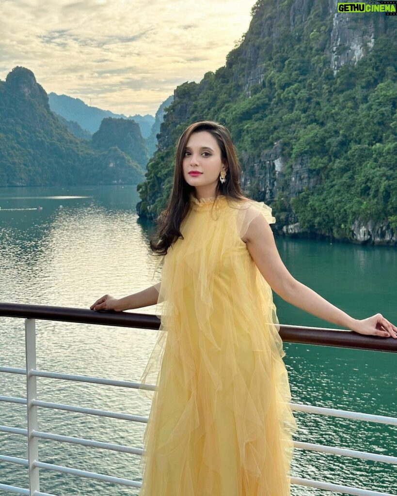 Sabila Nur Instagram - Like a mermaid on dry land 🧜🏻‍♀️🌊❤️ wearing: @muktaofficial ✨ Halong Bay Vietnam - Du Lịch Vịnh Hạ Long