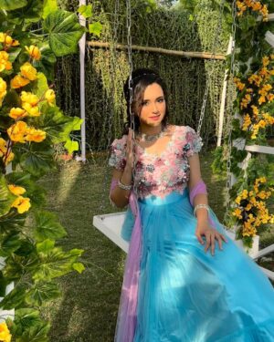 Sabila Nur Instagram - Mermaid vibes 🧜🏻‍♀️ 

makeup by: @aboutfacebypinkypeya 💙
hair by: @powderroom.bd 💜