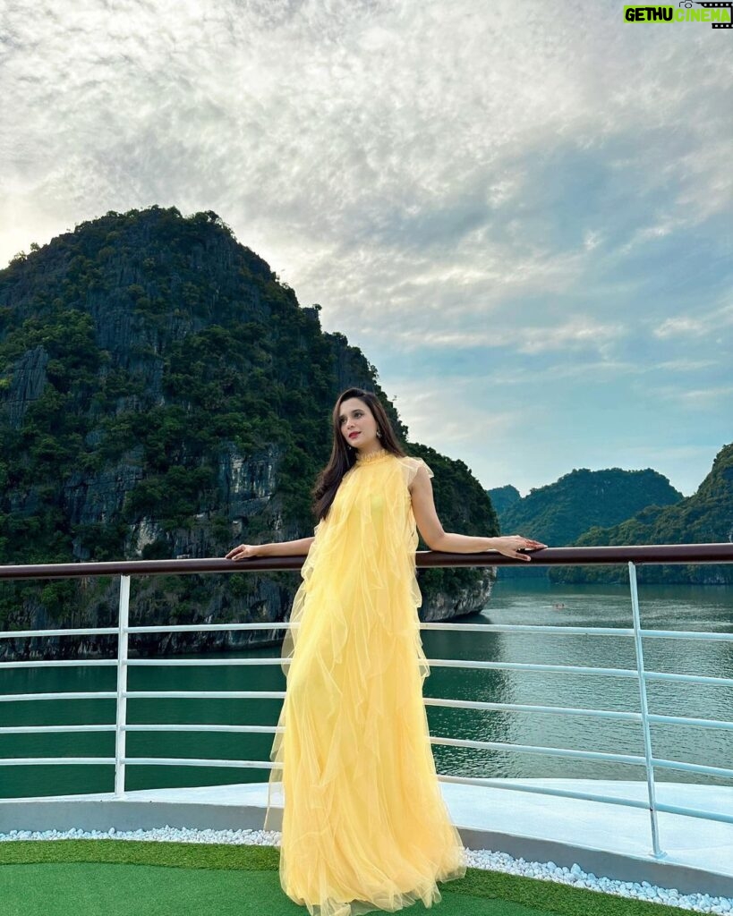Sabila Nur Instagram - Like a mermaid on dry land 🧜🏻‍♀️🌊❤️ wearing: @muktaofficial ✨ Halong Bay Vietnam - Du Lịch Vịnh Hạ Long