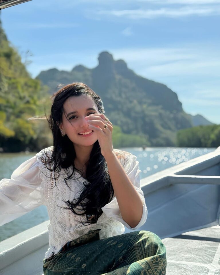 Sabila Nur Instagram - Chasing sunshine 🌼❤️