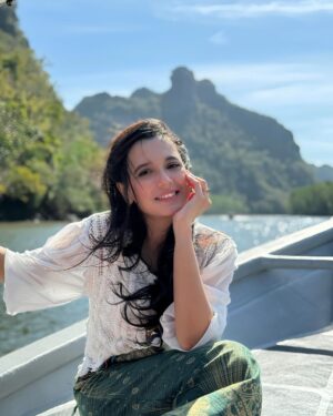 Sabila Nur Instagram - Chasing sunshine 🌼❤️
