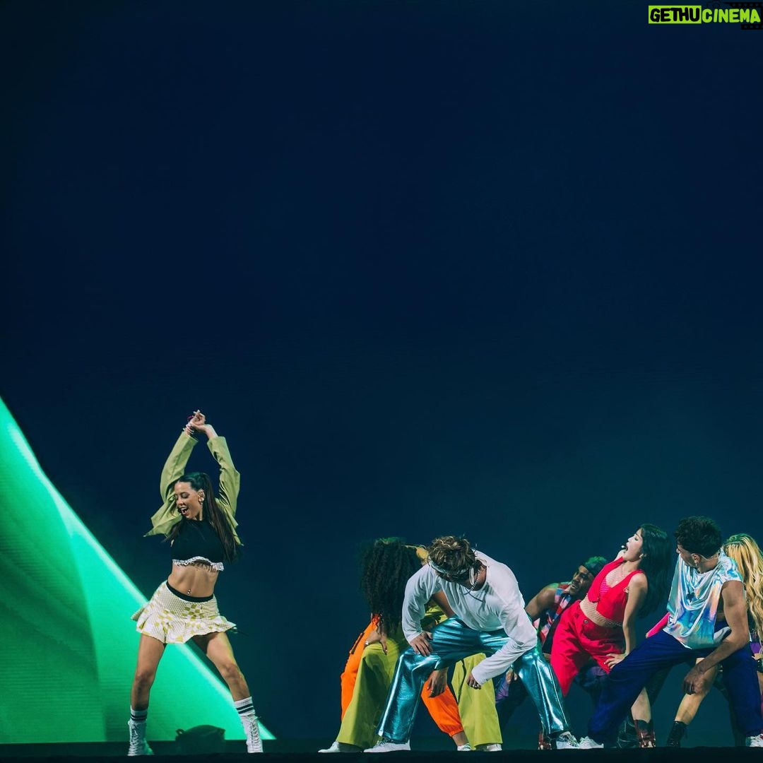 Sabina Hidalgo Instagram - forever united tour 🖤 gracias Brasil y Portugal por las noches tan mágicas que vivimos. jamás pensé estar de vuelta en los escenarios tan pronto y me hizo muy feliz hacerlo, ahora junto con mi Enzo.