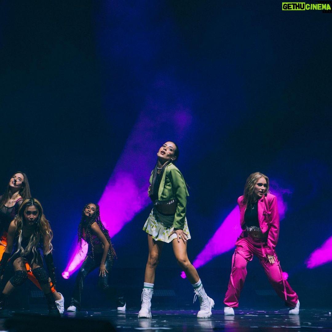 Sabina Hidalgo Instagram - forever united tour 🖤 gracias Brasil y Portugal por las noches tan mágicas que vivimos. jamás pensé estar de vuelta en los escenarios tan pronto y me hizo muy feliz hacerlo, ahora junto con mi Enzo.
