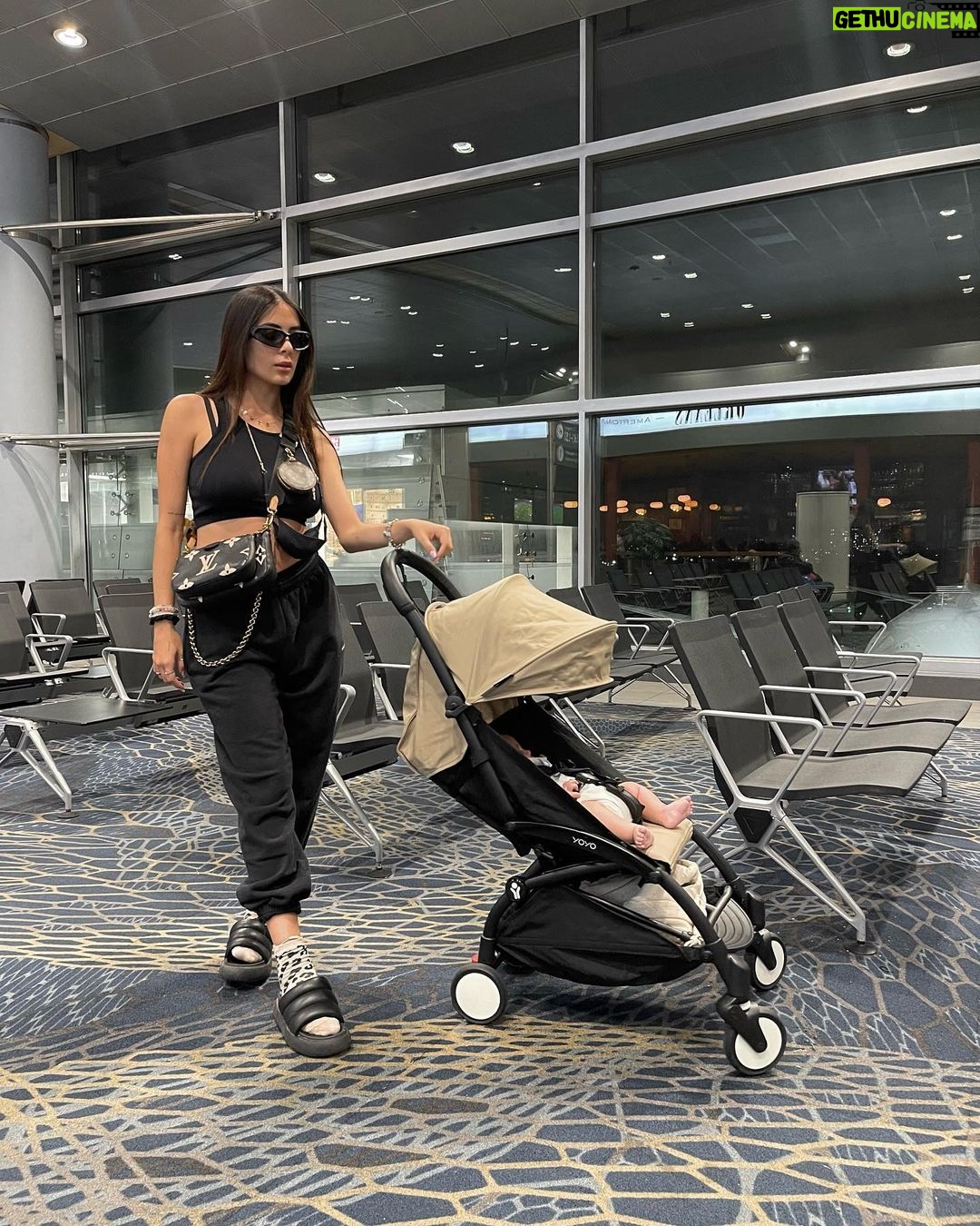 Sabina Hidalgo Instagram - and we’re off… 🛫