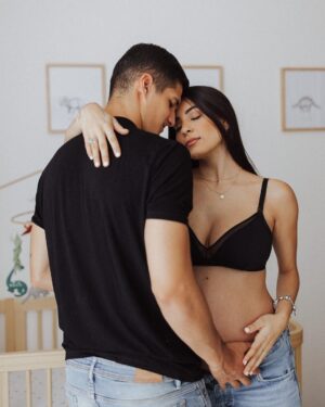 Sabina Hidalgo Instagram - the kind of love u can’t explain… 🤍

papá, mamá y shelby te esperamos con ansias bbsaurio!🦕 

📸: @andreacamarenaphoto