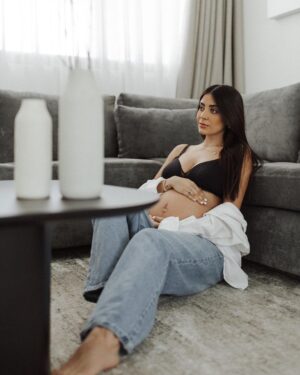 Sabina Hidalgo Instagram - the kind of love u can’t explain… 🤍

papá, mamá y shelby te esperamos con ansias bbsaurio!🦕 

📸: @andreacamarenaphoto