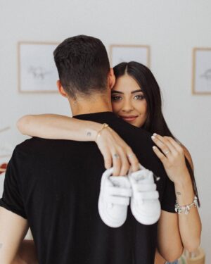 Sabina Hidalgo Instagram - the kind of love u can’t explain… 🤍

papá, mamá y shelby te esperamos con ansias bbsaurio!🦕 

📸: @andreacamarenaphoto