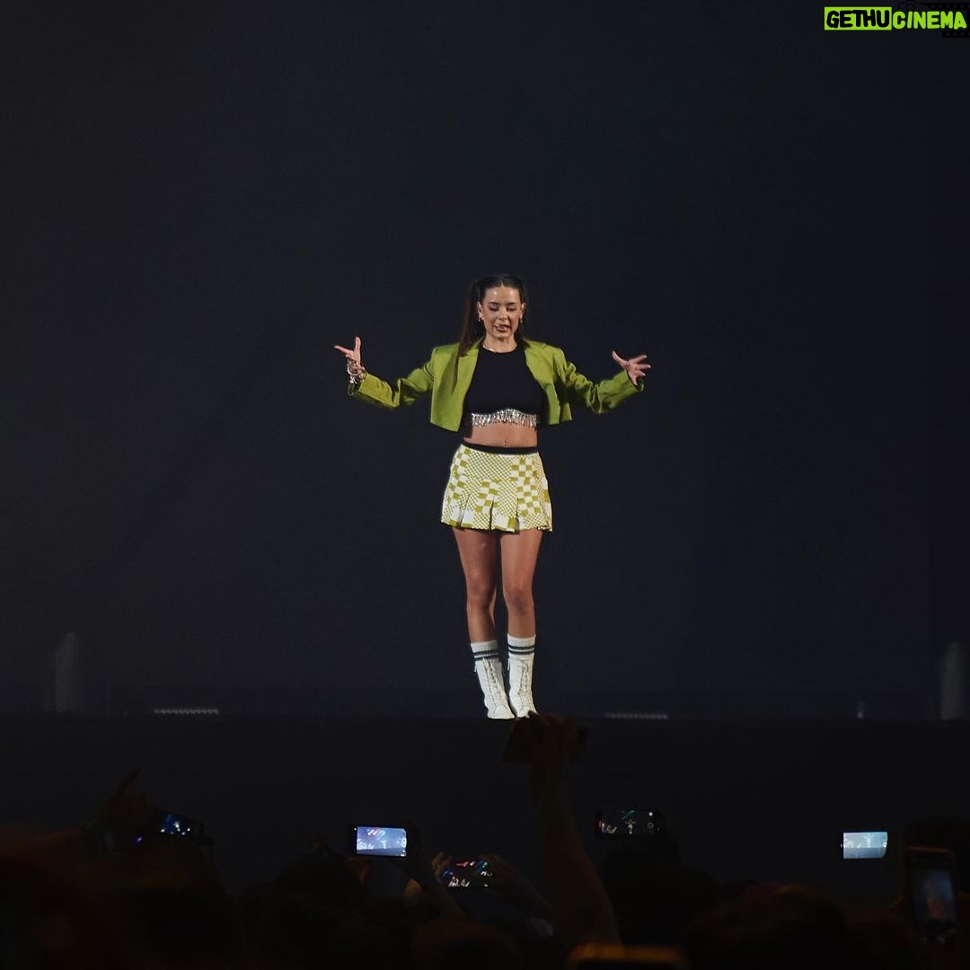 Sabina Hidalgo Instagram - forever united tour 🖤 gracias Brasil y Portugal por las noches tan mágicas que vivimos. jamás pensé estar de vuelta en los escenarios tan pronto y me hizo muy feliz hacerlo, ahora junto con mi Enzo.