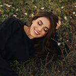 Sabina Hidalgo Instagram - 2020. Definitivamente un año complicado pero necesario. Este año nos quitó muchas cosas; trabajos, sueños, amistades, familia, etc... A pesar de todo, fue un año que me hizo valorar cada segundo vivido y a cada persona a mi alrededor. Espero que recordemos siempre este año para seguir valorando las pequeñas cosas, momentos y personas todos los días. Agradecida con todas las personas que estuvieron en mi año y me hicieron crecer de alguna manera. A todas esas amistades que no volverán, y a las que se quedaron. Al baile y la música por no abandonarme y hacerme feliz incluso en los días más grises. Uniters, a ustedes por su apoyo y cariño siempre. A mi familia por perdonarme, aguantarme y amarme incondicionalmente. Gracias a mi angelito por cuidarme desde el cielo. Gracias 2020. 🤍