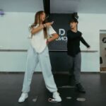 Sabina Hidalgo Instagram - Y en un mundo de guerraaaa solo tú me das paz 🎶 El 90% de este vídeo no sabía lo que estaba haciendo jajaja pero no saben lo feliz que salí de esta clase! feels good to be back 🤍 Coreo por @beckamedel_ 🔥 gracias siempre Bailando con este talento :) @kevin_murom Song: Hecha pa’ mi - @bozamusic Ddnce Studio