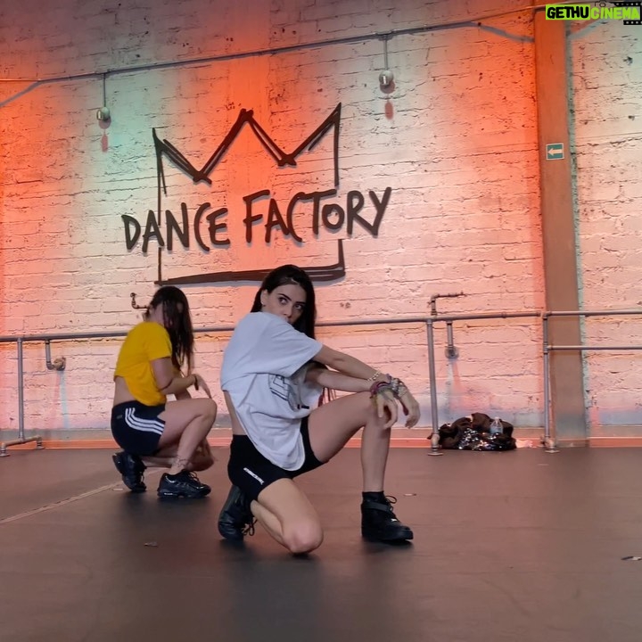 Sabina Hidalgo Instagram - Disfrutando mi proceso de vuelta a las clases... Después de meses de gira con @nowunited y 4 visitas al hospital en esta cuarentena, por fin pude volver a lo que más amo. Este vídeo está lejos de ser perfecto pero esto es lo que soy y no saben cuánto disfruté volver 🤍 Siempre fan tus clases @jennyrz_ 🔥 Song: Jeans - @jquiles Guadalajara, Jalisco