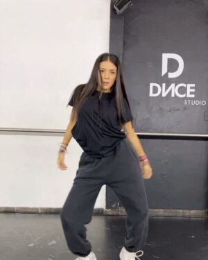 Sabina Hidalgo Instagram - About yesterday’s masterclass 🤍

Ni les cuento todo el estrés por el que pasé preparando esta clase... la verdad es que yo no me considero una coreografa y mucho menos maestra, así que duré días haciendo esta coreo que tal vez no sea la mejor o la más difícil pero es algo que hice con mucho amor para todos l@s que tomaron la clase!🙏🏼 GRACIAS INFINITAS! Los quiero demasiado. 
Song: Matemáticas - @dalexmusic 🔥