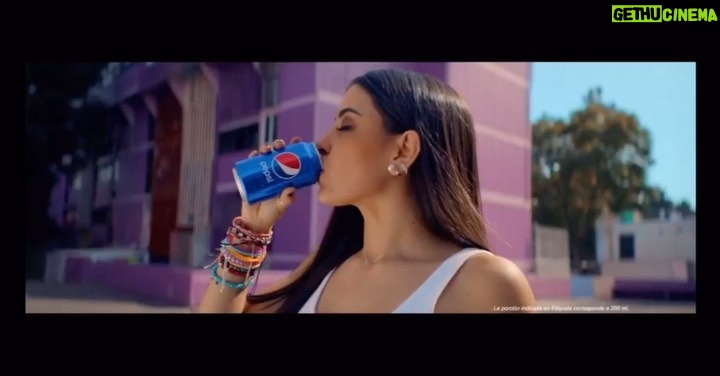 Sabina Hidalgo Instagram - Música, baile, fucho y Pepsi... El comercial perfecto si existe ☺️ Me hizo muy feliz haber formado parte de esta campaña junto a @hirvinglozano y @sebastianyatra, muchas gracias @pepsi y @pepsimex 💙 Poniendo en alto a las mujeres y a México 🇲🇽 FULL VIDEO LINK IN BIO!