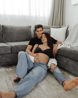 Sabina Hidalgo Instagram - the kind of love u can’t explain… 🤍

papá, mamá y shelby te esperamos con ansias bbsaurio!🦕 

📸: @andreacamarenaphoto