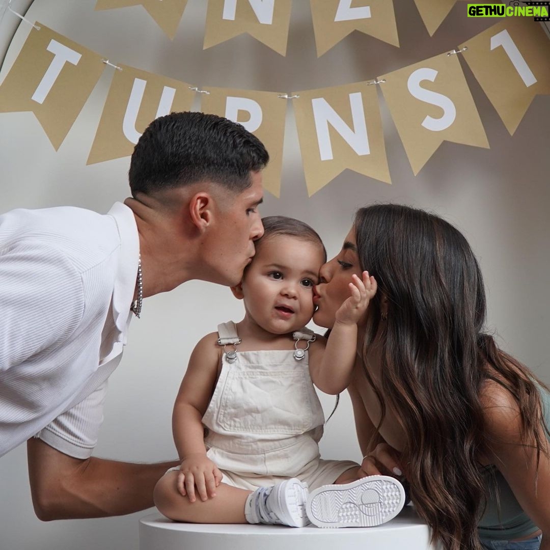 Sabina Hidalgo Instagram - ENCHI IS 1!!!