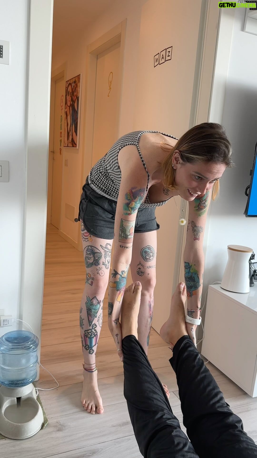 Sabrina Cereseto Instagram - ‘Gamer, per questa scena mi devi tirare per i piedi’ ‘perfetti facciamolo’