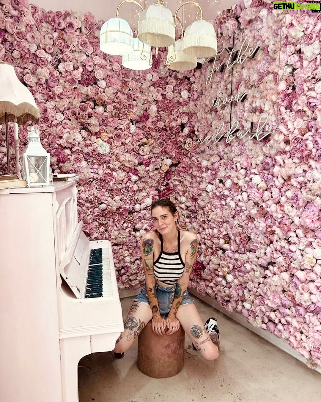 Sabrina Cereseto Instagram - Prime 24 ore in 🇭🇺 con LaBurini, marito, e le frignette. Ci sono arrivata dopo 12 ore che non tutti i ristoranti con le insegne colorate di rosso bianco e verde non facessero tutti cibo italiano 😂 ‘Che strano, ogni cosa qui è italiana’ 🫣😂❤️ Budapest, Hungary