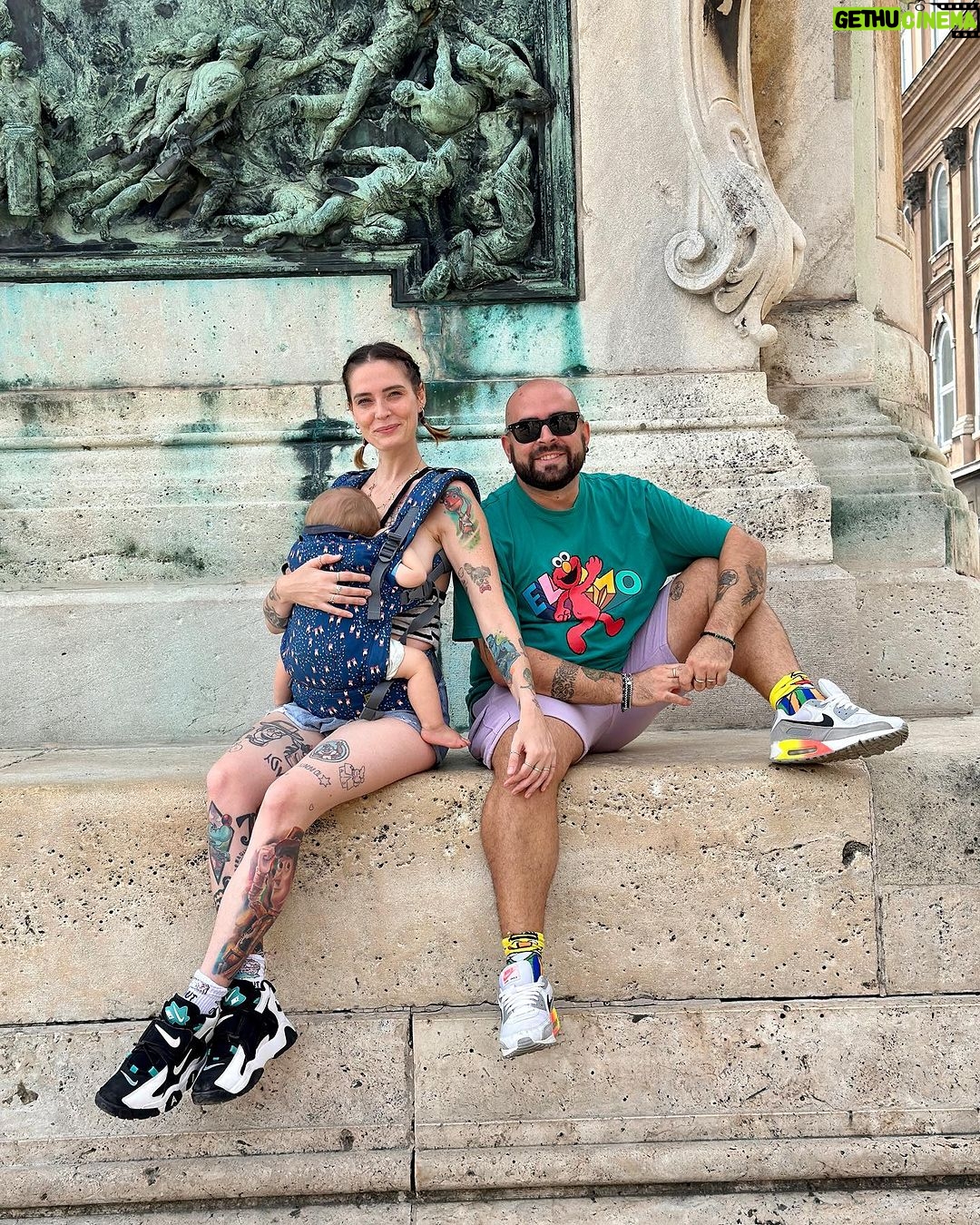 Sabrina Cereseto Instagram - Prime 24 ore in 🇭🇺 con LaBurini, marito, e le frignette. Ci sono arrivata dopo 12 ore che non tutti i ristoranti con le insegne colorate di rosso bianco e verde non facessero tutti cibo italiano 😂 ‘Che strano, ogni cosa qui è italiana’ 🫣😂❤️ Budapest, Hungary