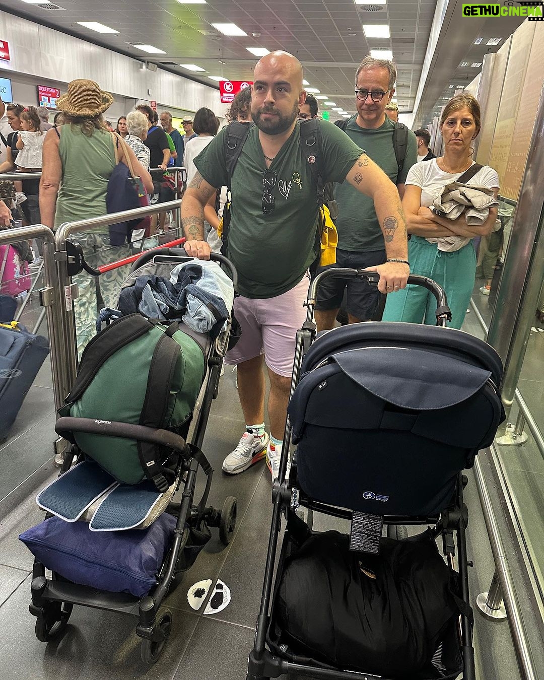 Sabrina Cereseto Instagram - Prime 24 ore in 🇭🇺 con LaBurini, marito, e le frignette. Ci sono arrivata dopo 12 ore che non tutti i ristoranti con le insegne colorate di rosso bianco e verde non facessero tutti cibo italiano 😂 ‘Che strano, ogni cosa qui è italiana’ 🫣😂❤️ Budapest, Hungary