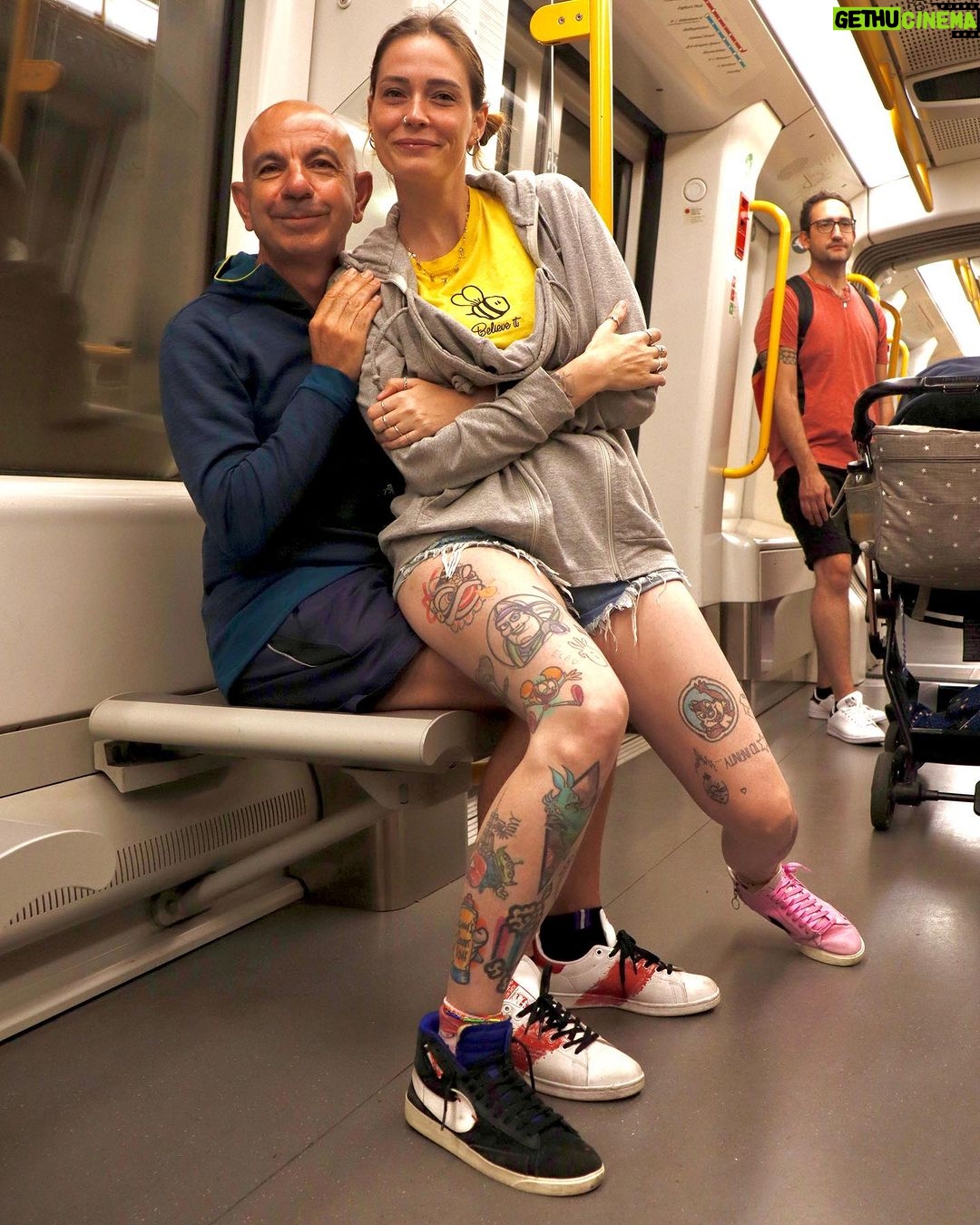 Sabrina Cereseto Instagram - Tante cose belle. Scorri per vedere tutte le foto anche se sto pubblicando alle 23. 🫣 L’ultima foto è per farvi capire quanto siamo di compagnia a Cere che non ha spazio sul divano.