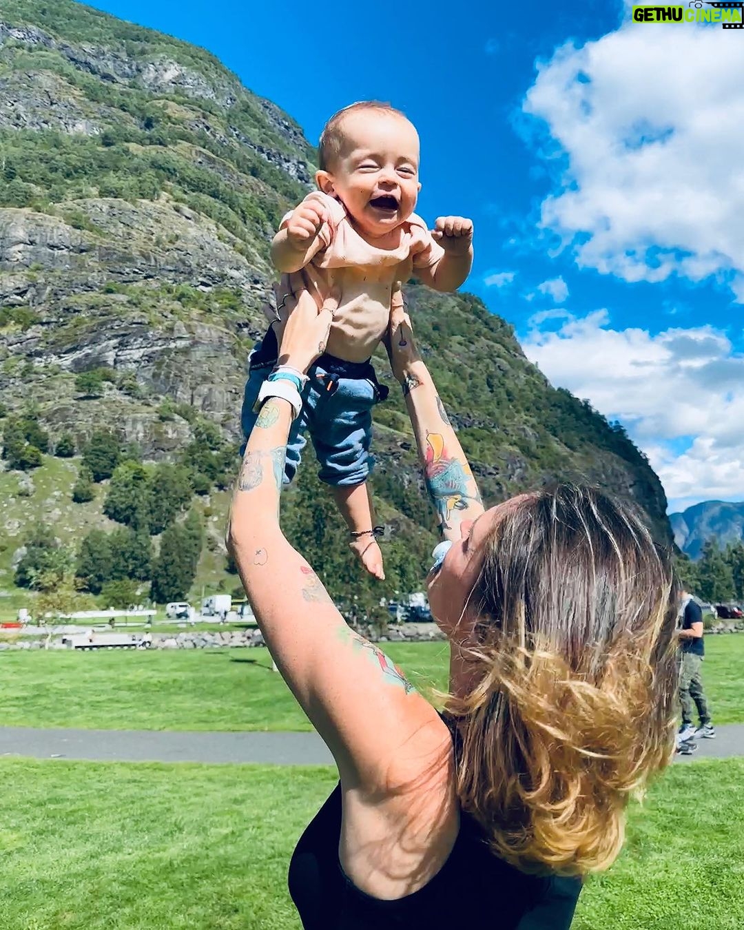 Sabrina Cereseto Instagram - Dalla Norvegia passiamo alla tedeschia ❤️ sempre insieme però 🥰