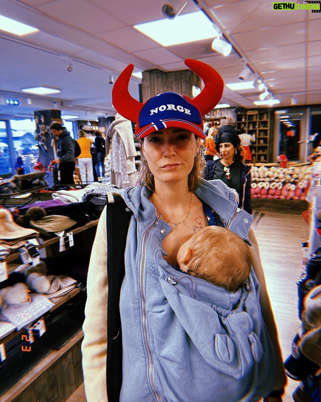 Sabrina Cereseto Instagram - Il paese perfetto per chi come me ama il caldo e il sole! 🇳🇴 Ps: sto scherzando 😂 però qui è tutto bellissimo!