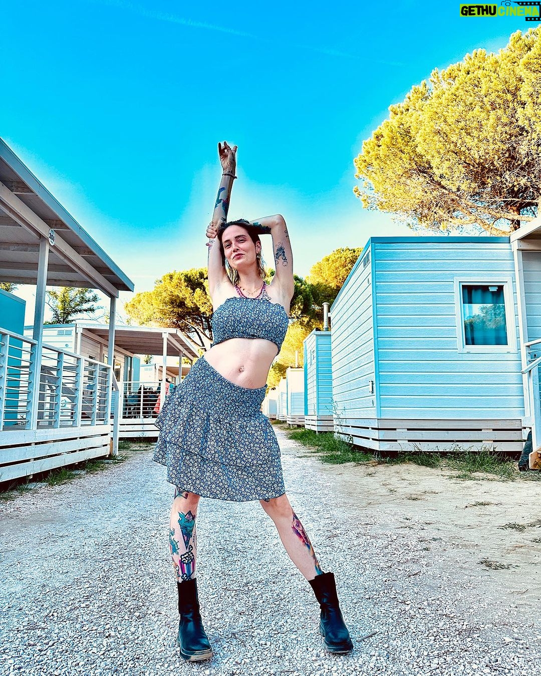 Sabrina Cereseto Instagram - E dopo mesi e mesi, ragazzi tenetevi forte… Una foto… SENZA DANTE!!! Grazie alla mia amica @andreburini (super sexy nell’ultima foto) per le scarpe in prestito 😂😂😂