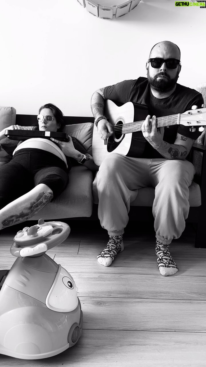 Sabrina Cereseto Instagram - Da oggi abbiamo una band 🎵 Consigliate nei commenti il prossimo brano