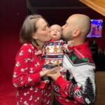 Sabrina Cereseto Instagram - Lui ADORA fare le foto di Natale! 😂😂😂🎄 Buon Natale pussole 🥰🥰🥰🥰🌈💎 quale è il più bel regalo ricevuto?
