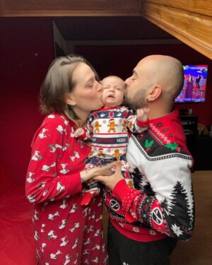 Sabrina Cereseto Instagram - Lui ADORA fare le foto di Natale! 😂😂😂🎄
Buon Natale pussole 🥰🥰🥰🥰🌈💎 quale è il più bel regalo ricevuto?