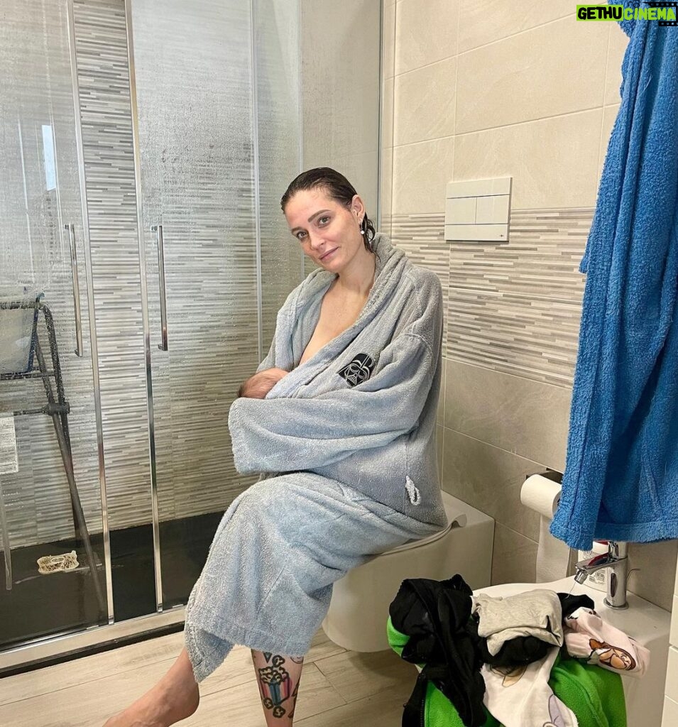 Sabrina Cereseto Instagram - Non posso lamentarmi, la doccia sono riuscita a farla, non so bene quando riuscirò ad asciugarmi i capelli però.. 😂