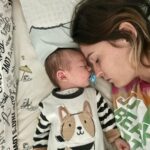 Sabrina Cereseto Instagram - Quando fa il pazzo di notte e io sono ad un passo dallo scappare di casa,a volte mi faccio le foto con lui per poi vederle durante il giorno che sono ‘più lucida’ e farci un sorriso sopra. Ho trovato questa di stanotte dove voi direte ‘oddio che foto tenera mamma mia che carini!🤩’ Ecco la realtà della foto è che sono in posizione per tenergli il ciuccio con il naso nella speranza che non lo perda per almeno 5 minuti e dormire qualche secondo io. Sembra tutto facile nelle storie e nei post dei miei colleghi, ma a me piace raccontarvi la vita per quello che è davvero. ❤️ È dura, tantissimo, ma ragazzi che bello! 🌟