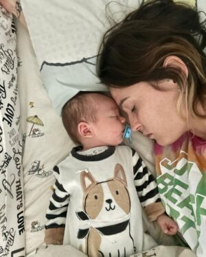 Sabrina Cereseto Instagram - Quando fa il pazzo di notte e io sono ad un passo dallo scappare di casa,a volte mi faccio le foto con lui per poi vederle durante il giorno che sono ‘più lucida’ e farci un sorriso sopra.
Ho trovato questa di stanotte dove voi direte ‘oddio che foto tenera mamma mia che carini!🤩’
Ecco la realtà della foto è che sono in posizione per tenergli il ciuccio con il naso nella speranza che non lo perda per almeno 5 minuti e dormire qualche secondo io.
Sembra tutto facile nelle storie e nei post dei miei colleghi, ma a me piace raccontarvi la vita per quello che è davvero. ❤️
È dura, tantissimo, ma ragazzi che bello! 🌟