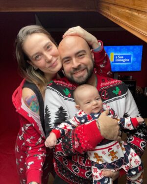 Sabrina Cereseto Instagram - Lui ADORA fare le foto di Natale! 😂😂😂🎄
Buon Natale pussole 🥰🥰🥰🥰🌈💎 quale è il più bel regalo ricevuto?