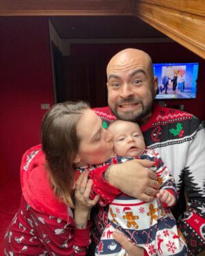 Sabrina Cereseto Instagram - Lui ADORA fare le foto di Natale! 😂😂😂🎄
Buon Natale pussole 🥰🥰🥰🥰🌈💎 quale è il più bel regalo ricevuto?