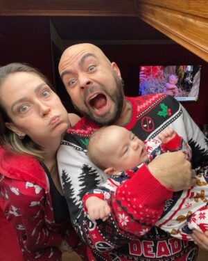 Sabrina Cereseto Instagram - Lui ADORA fare le foto di Natale! 😂😂😂🎄
Buon Natale pussole 🥰🥰🥰🥰🌈💎 quale è il più bel regalo ricevuto?