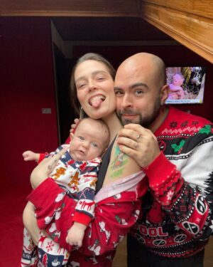Sabrina Cereseto Instagram - Lui ADORA fare le foto di Natale! 😂😂😂🎄
Buon Natale pussole 🥰🥰🥰🥰🌈💎 quale è il più bel regalo ricevuto?