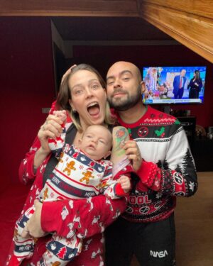 Sabrina Cereseto Instagram - Lui ADORA fare le foto di Natale! 😂😂😂🎄
Buon Natale pussole 🥰🥰🥰🥰🌈💎 quale è il più bel regalo ricevuto?