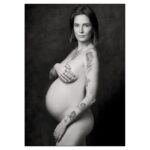Sabrina Cereseto Instagram - Probabilmente è noto: prima dell’avventura di @ricordistampati ho fatto per tanti anni (più di 30!) il fotografo per giornali e pubblicità. È stato un periodo molto bello che sono molto contento di aver vissuto così come sono molto contento che sia finito. Parafrasando Fabrizio De André direi che “è stato meglio lasciarci che non esserci mai incontrati”. Ciò in cui la vita e la professione mi hanno portato a fare adesso lo preferisco molto molto ma moltissimo di più, e non tornerei assolutamente indietro; ma sono altrettanto soddisfatto di quel periodo e di molti lavori fatti in passato. Uno di questi bei lavori è sicuramente un calendario realizzato per molti anni, grazie all’intelligenza e alla disponibilità di Mr. Piero B. Era il 2012, quindi 12 anni fa, ed eravamo in Sardegna con tutta la truppa e con due modelle. Una era una giovane Sabrina, con la quale in quegli anni ho fatto svariati (tutti belli, devo dire) lavori. Ritrovo oggi Sabrina, più grande, più matura e sempre molto sveglia, intelligente e bella. La ritrovo con un bel pancione, in attesa del suo secondo figlio con il dolce compagno Alessio. È veramente bellissimo e commovente ritrovarsi dopo un po’ di anni. È bellissimo cambiare pur restando sempre uguali. Grazie! 🤗❤️ - Sabrina Cereseto, 2012, Stagno di Notteri, Sardegna - Sabrina Cereseto, 2024, Corso Garibaldi, Milano RicordiStampati
