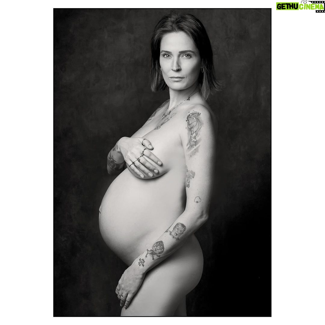 Sabrina Cereseto Instagram - Probabilmente è noto: prima dell’avventura di @ricordistampati ho fatto per tanti anni (più di 30!) il fotografo per giornali e pubblicità. È stato un periodo molto bello che sono molto contento di aver vissuto così come sono molto contento che sia finito. Parafrasando Fabrizio De André direi che “è stato meglio lasciarci che non esserci mai incontrati”. Ciò in cui la vita e la professione mi hanno portato a fare adesso lo preferisco molto molto ma moltissimo di più, e non tornerei assolutamente indietro; ma sono altrettanto soddisfatto di quel periodo e di molti lavori fatti in passato. Uno di questi bei lavori è sicuramente un calendario realizzato per molti anni, grazie all’intelligenza e alla disponibilità di Mr. Piero B. Era il 2012, quindi 12 anni fa, ed eravamo in Sardegna con tutta la truppa e con due modelle. Una era una giovane Sabrina, con la quale in quegli anni ho fatto svariati (tutti belli, devo dire) lavori. Ritrovo oggi Sabrina, più grande, più matura e sempre molto sveglia, intelligente e bella. La ritrovo con un bel pancione, in attesa del suo secondo figlio con il dolce compagno Alessio. È veramente bellissimo e commovente ritrovarsi dopo un po’ di anni. È bellissimo cambiare pur restando sempre uguali. Grazie! 🤗❤️ - Sabrina Cereseto, 2012, Stagno di Notteri, Sardegna - Sabrina Cereseto, 2024, Corso Garibaldi, Milano RicordiStampati