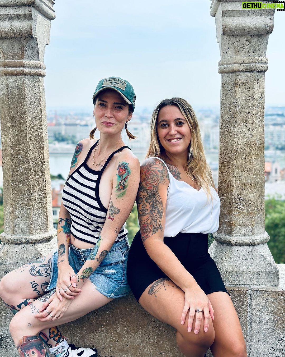 Sabrina Cereseto Instagram - Prime 24 ore in 🇭🇺 con LaBurini, marito, e le frignette. Ci sono arrivata dopo 12 ore che non tutti i ristoranti con le insegne colorate di rosso bianco e verde non facessero tutti cibo italiano 😂 ‘Che strano, ogni cosa qui è italiana’ 🫣😂❤️ Budapest, Hungary