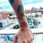 Sabrina Cereseto Instagram - Due nuovi pezzetti di ink sul mio corpo. Il primo, dedicato al mio compagno di vita, la mia scelta più importante ed il secondo invece, fatto con il fratello che mi sono scelta 🥰 In ordine ‘ti amo’ e ‘sorridi sempre’ 🇩🇰 Nordhavn, Copenhagen