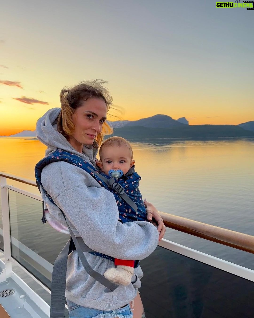 Sabrina Cereseto Instagram - Dalla Norvegia passiamo alla tedeschia ❤️ sempre insieme però 🥰