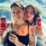 Sabrina Cereseto Instagram - Abbiamo risparmiato tutto l’anno per comprarci una lattina di coca sulla nave. 🫣🫣😂 4 euro e 3 centesimi! (L’una ovviamente) Continueremo la nostra crociera bevendo l’acqua gratis del buffet 😂