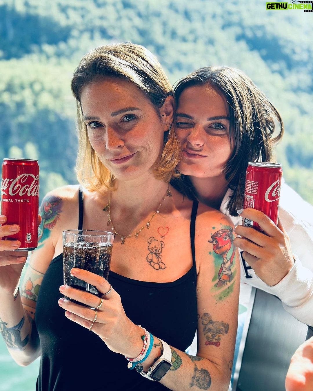 Sabrina Cereseto Instagram - Abbiamo risparmiato tutto l’anno per comprarci una lattina di coca sulla nave. 🫣🫣😂 4 euro e 3 centesimi! (L’una ovviamente) Continueremo la nostra crociera bevendo l’acqua gratis del buffet 😂