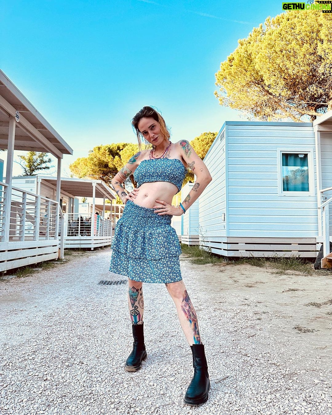 Sabrina Cereseto Instagram - E dopo mesi e mesi, ragazzi tenetevi forte… Una foto… SENZA DANTE!!! Grazie alla mia amica @andreburini (super sexy nell’ultima foto) per le scarpe in prestito 😂😂😂