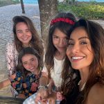 Sabrina Sato Instagram - São tantas as mulheres da minha vida, que admiro, aprendo, me orgulho, me ensinam, me salvam, nos apoiamos todos os dias! Minhas maravilhosas que me moldaram e me trouxeram ate aqui @kikasatorahal @sabrinasato Manu e Zozo, representando a minha relação de troca com elas e com todas as minhas amadas Moniques, Jus, Days, Kellys, Janes, Maris, Gabis, Fers, Mirellas, Deboras, Ninas, Frans, Carols, Tatis, Renatas, Suelys, Denises, Lus, Bias, Gis, Anas, Marias, Camilas, Flavias, Sandras, Dudas, Fabis, Tacis, Jades, Monicas e tantas mais maravilhosas que não cabem aqui. ❤️ Obrigada a todas vcs! Parabéns a todas as mulheres! Sabemos que nos viramos em mil e que conseguimos! Ter umas as outras, nos permite dividir, unir e nos fortalecer juntas! Feliz dia Internacional da Mulher! Viva todas! ❤️