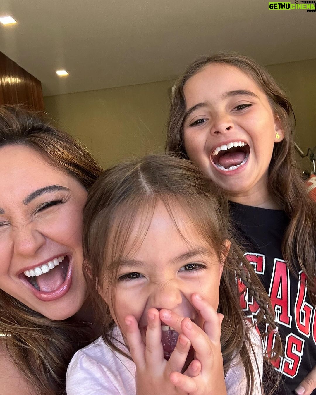 Sabrina Sato Instagram - São tantas as mulheres da minha vida, que admiro, aprendo, me orgulho, me ensinam, me salvam, nos apoiamos todos os dias! Minhas maravilhosas que me moldaram e me trouxeram ate aqui @kikasatorahal @sabrinasato Manu e Zozo, representando a minha relação de troca com elas e com todas as minhas amadas Moniques, Jus, Days, Kellys, Janes, Maris, Gabis, Fers, Mirellas, Deboras, Ninas, Frans, Carols, Tatis, Renatas, Suelys, Denises, Lus, Bias, Gis, Anas, Marias, Camilas, Flavias, Sandras, Dudas, Fabis, Tacis, Jades, Monicas e tantas mais maravilhosas que não cabem aqui. ❤️ Obrigada a todas vcs! Parabéns a todas as mulheres! Sabemos que nos viramos em mil e que conseguimos! Ter umas as outras, nos permite dividir, unir e nos fortalecer juntas! Feliz dia Internacional da Mulher! Viva todas! ❤️