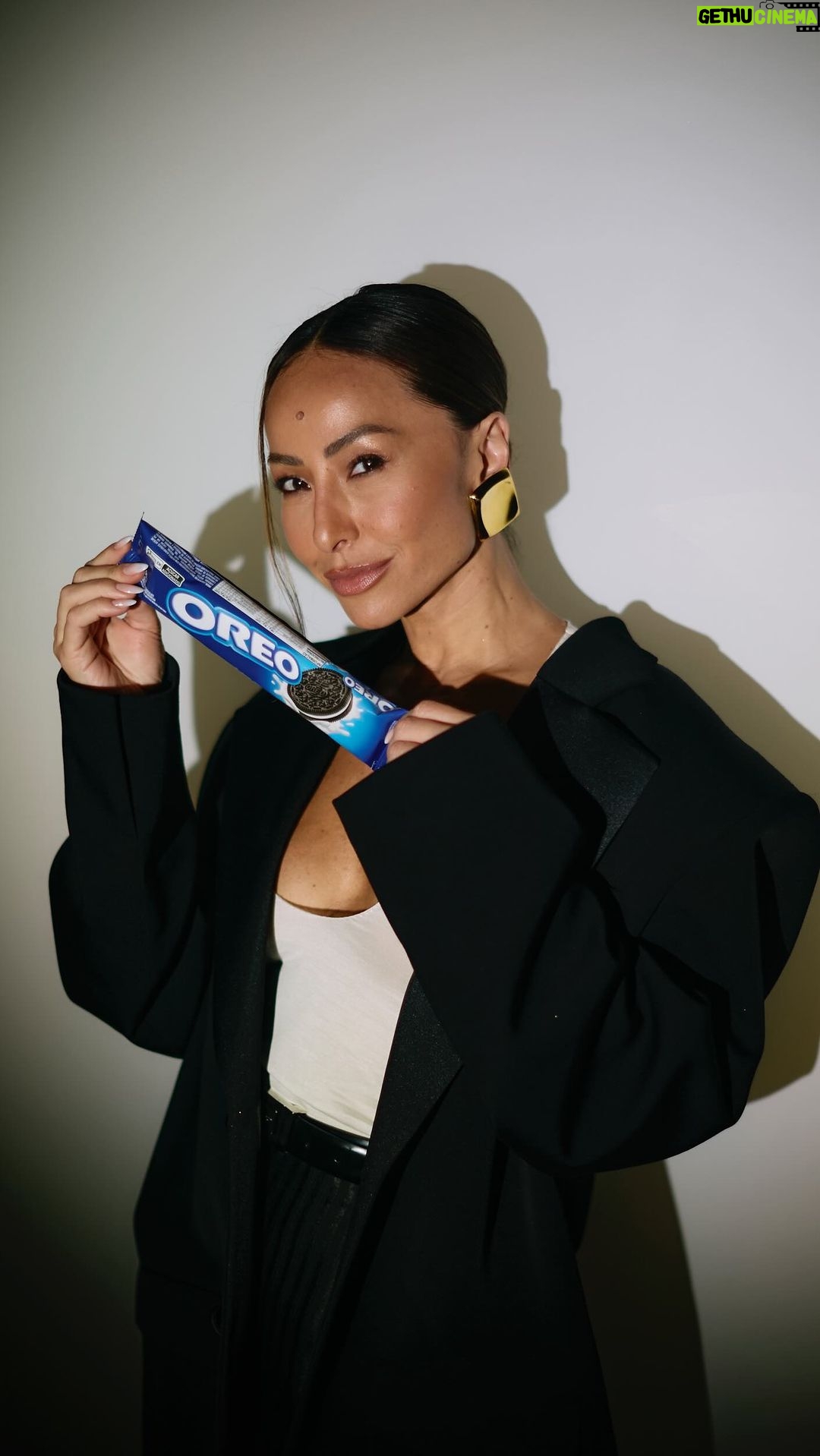 Sabrina Sato Instagram - De correria da vida adulta eu entendo đ
 E se a gente pudesse deixar a rotina mais leve e divertida? Ative o modo brincante e deixe o dia mais gostoso com o padrĂŁo preto branco preto de @oreo_brasil đ€đ€đ€ Agora convido vocĂȘ a escolher aquela tarefa do seu dia que Ă© UĂł, pegar Oreo , arrastar na tela e ativar o modo brincante com o padrĂŁo preto-branco-preto. #MandaUmOreo .Publicidade